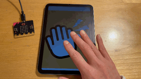 少し分かりづらいですが、iPadに合わせてmicro:bitのLEDが点いたり消えたりします